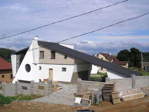 La maison d'origine. Sous un toit de hangar, il y a une maison et un bâtiment domestique, et même une partie - un auvent au-dessus de la cour entre deux bâtiments