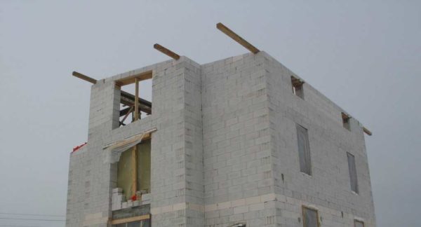 Pour assurer l'enlèvement du toit, le Mauerlat et la poutre dépassent le long du mur