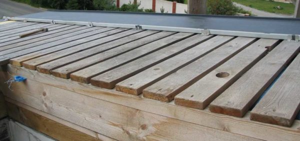 Installation de pinces pour toitures à joint debout
