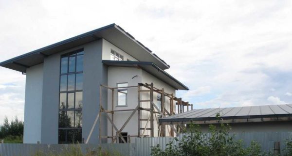 Maison avec un toit en pente - presque fini