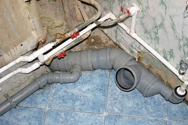 Un exemple de câblage interne des eaux usées à partir de tuyaux en plastique