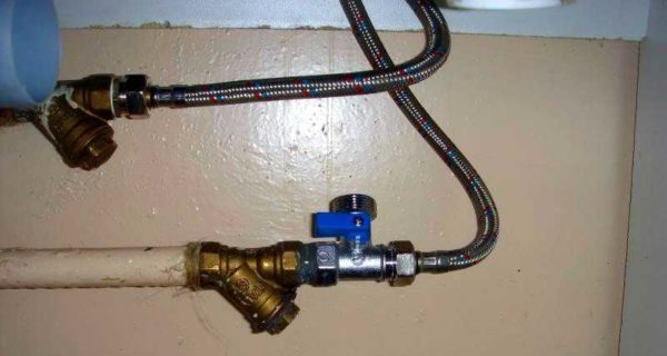 S'il y a un drainage gratuit de l'eau, il est très simple de connecter la machine à laver au système d'alimentation en eau - y mettre un filtre - un tuyau. Tout