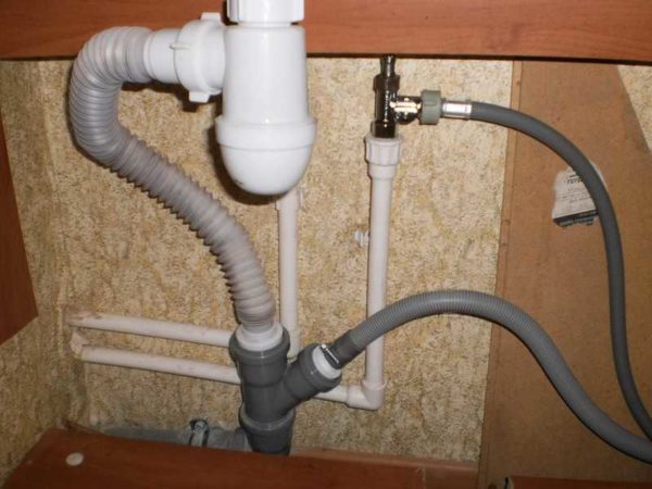 Tee avec une branche pour connecter le drain de la machine à laver