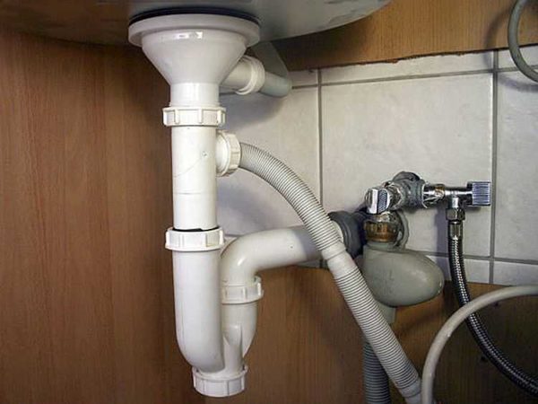 L'un des siphons pour connecter la machine à laver à l'égout
