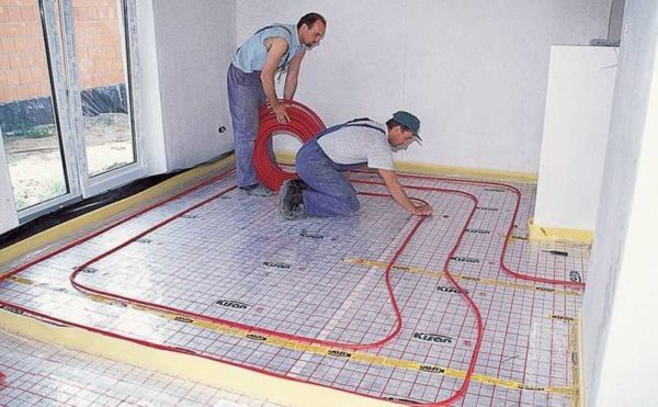Des tuyaux en polyéthylène réticulé PE-X sont utilisés lors de l'installation d'un plancher chauffant à l'eau