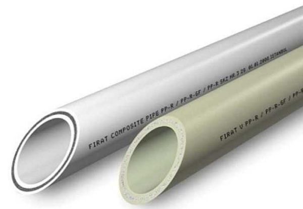 À gauche se trouve un tuyau renforcé de fibre de verre, à droite une simple couche régulière