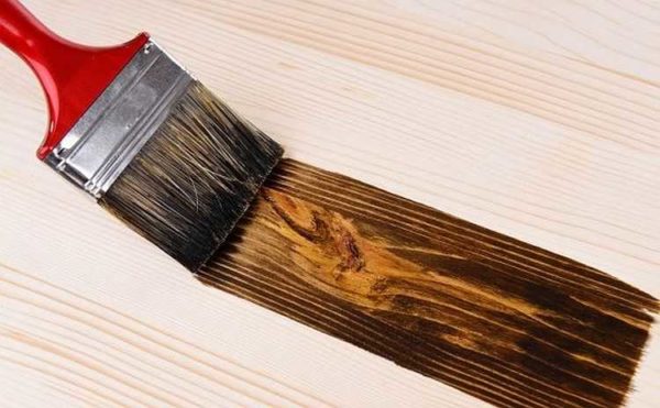 Le vernis au pinceau est la méthode la plus impopulaire