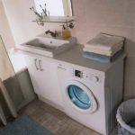 Placez la machine à laver à côté de l'évier
