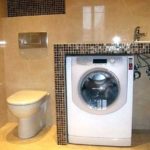 Les comptoirs de salle de bain à la mode peuvent être décorés de mosaïques