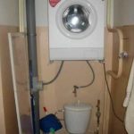 Des coins puissants sont encastrés dans le mur, une machine à laver y est installée. Les butées en plastique ont été retirées des pieds et des trous ont été percés dans les coins pour les vis restantes. La fixation est fiable, il est seulement important que la vibration ne déchire pas les coins du mur