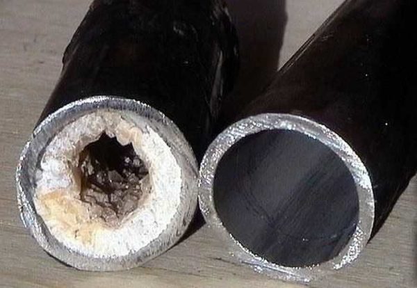 À gauche - une pipe envahie par la graisse