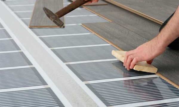 Il est préférable d'utiliser un sol en film chaud sous le stratifié.