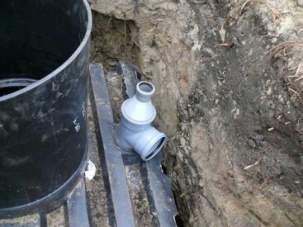 Nous mettons le raccord sur le tuyau d'entrée, y connectons le tuyau venant de la maison