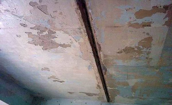 De telles coutures au plafond ne sont pas rares.