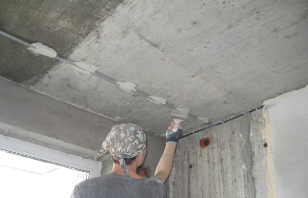 Installation de balises au plafond