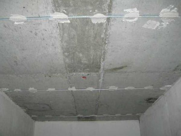 La distance entre les balises au plafond est de 1,1 à 1,3 mètres