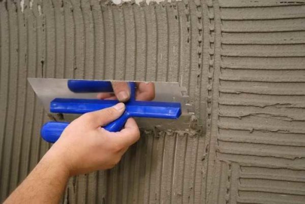 Lorsque le plâtre est appliqué en deux couches, un relief est formé sur le premier