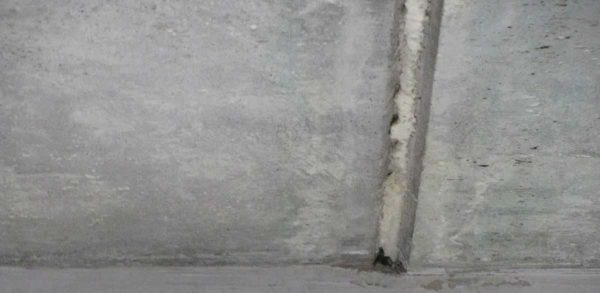 Il n'est pas pratique de tenir une boîte de mousse contre le plafond, vous pouvez mettre un morceau de tuyau sur le bec. C'est beaucoup plus facile de travailler de cette façon
