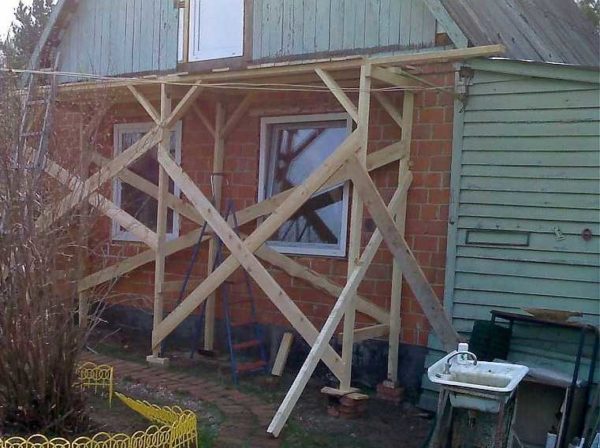 Les échafaudages en bois pour augmenter la rigidité sont renforcés par des butées et des entretoises