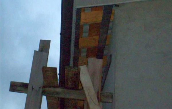 Pour éviter que l'échafaudage ne s'effondre sur le mur de la maison, les barres transversales peuvent être réalisées avec un dégagement de 20-30 cm, elles ne permettront pas à la structure de s'effondrer vers la maison