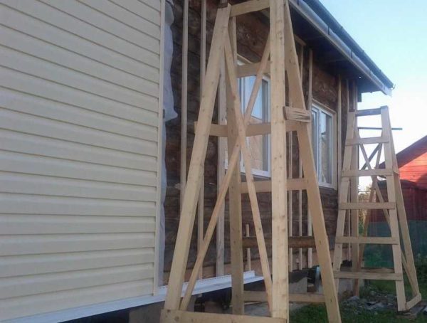 Les planches de plancher sont posées sur les barres transversales