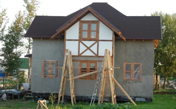 Si rien ne peut être supporté sur les murs, des tréteaux de construction avec des lames de plancher posées sur les barres transversales conviennent