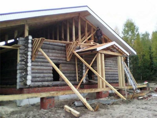Les flèches sont enfoncées dans le sol, fixées en plus avec des cales