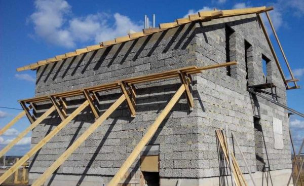 Enveloppe d'échafaudage du bâtiment. Malgré le manque de fiabilité apparent, il est pratique de travailler avec eux