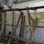 Vous pouvez construire de petits échafaudages à partir de planches anciennes mais robustes. Parfois, des poteaux ou des tuyaux sont utilisés pour les accolades et les butées - ce qui est sur la ferme