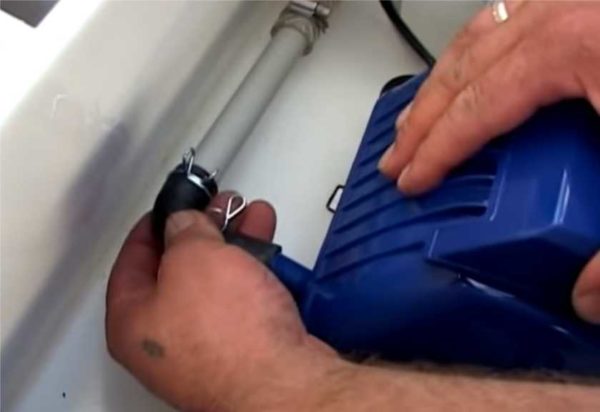 Connectez les tuyaux aux pompes