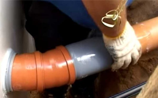 Nous connectons l'égout de la maison