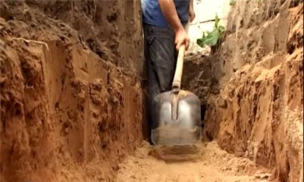 Le sable est versé sur le fond nivelé