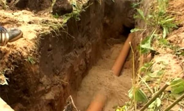 Le tuyau est posé au fond de la tranchée et recouvert de sable
