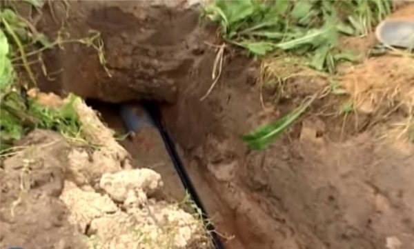 Le câble d'alimentation est placé dans une gaine de protection