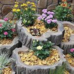 En coupant la bûche évidée en anneaux, en attachant le bas par le bas, vous pouvez faire un pot de fleurs à deux ou trois niveaux