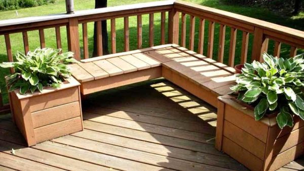 Pots de fleurs combinés avec un banc