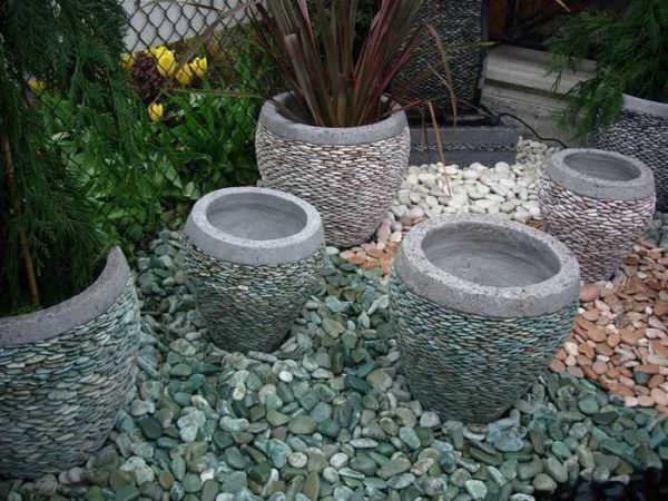 Pots de fleurs en béton, finis avec des galets colorés