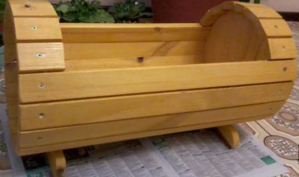 Une variante d'un pot de fleurs fait maison, semblable à un tonneau