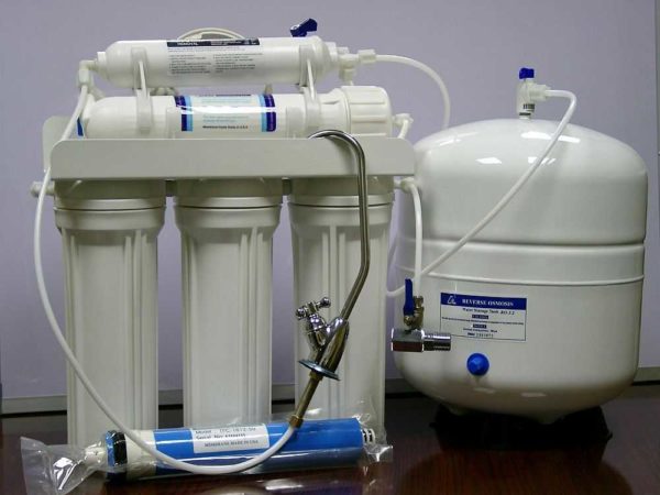 Les systèmes d'osmose inverse sont équipés d'un réservoir pour l'eau purifiée, vous devez donc trouver une place sous l'évier pour cela aussi