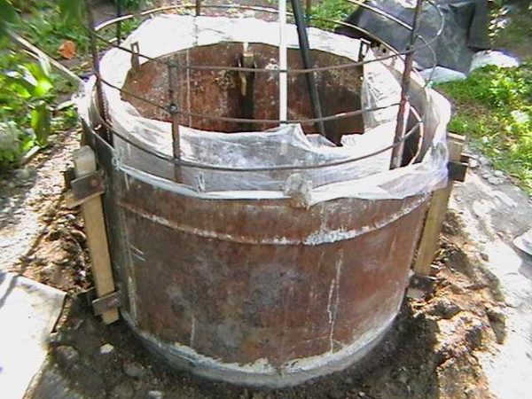 L'armature peut être soudée, mais il est préférable de l'attacher - une structure plus durable est obtenue