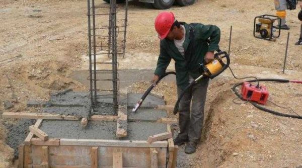 Il ressemble à un vibrateur submersible pour le béton au travail