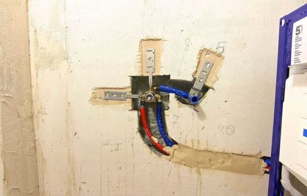 Les tuyaux d'alimentation sont posés dans le mur, un élément hypothécaire est installé, auquel la partie extérieure du mélangeur est ensuite fixée