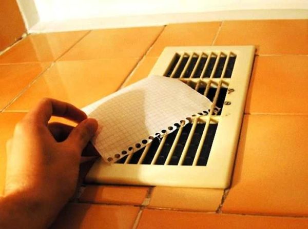 Il est facile de vérifier le bon fonctionnement de la ventilation dans la salle de bain