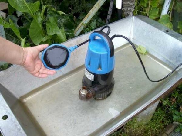 Ce flotteur coupe l'alimentation de la pompe lorsque l'eau est faible