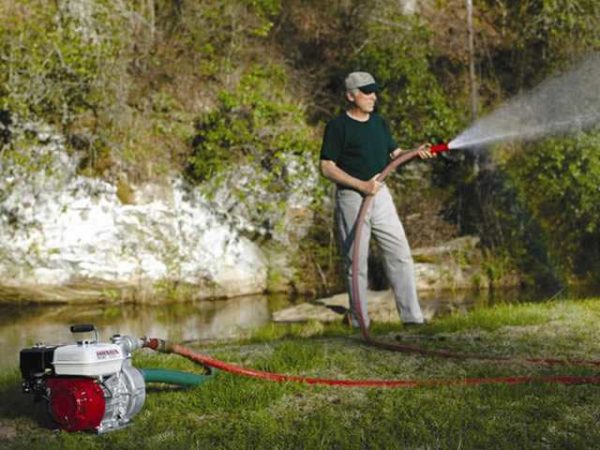 Toutes les pompes ne conviennent pas pour arroser un jardin à partir d'une rivière ou d'un étang.