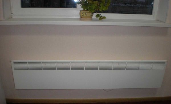 Conduits électriques à l'extérieur - généralement des panneaux plats avec des grilles