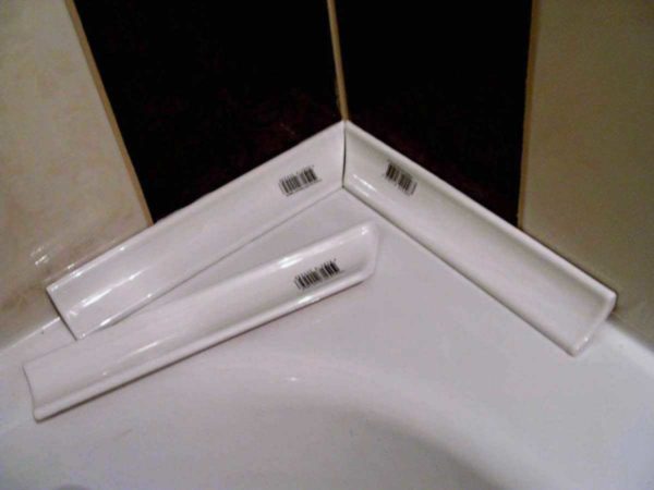 La plinthe de bain en céramique peut être comme ça