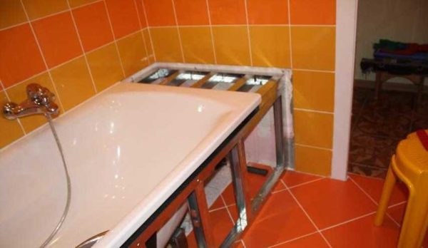 Assemblez le cadre du profilé métallique et recouvrez-le de plaques de plâtre résistant à l'humidité. Il peut être combiné avec le cadre de la paroi de bain