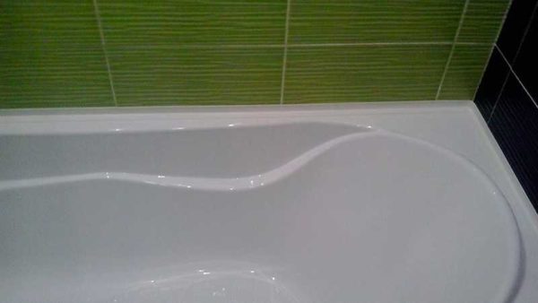 Espace bien conçu entre la baignoire et le mur