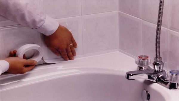 Application de ruban de bordure de bain